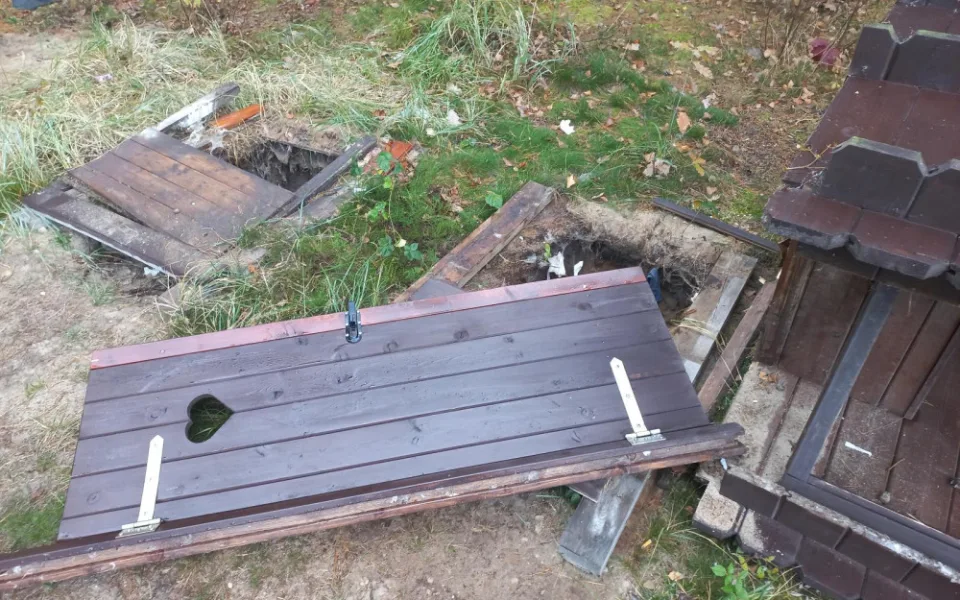 Vandal poničil kadibudky u dětského hřiště Rytířské hradiště v Hradci Králové