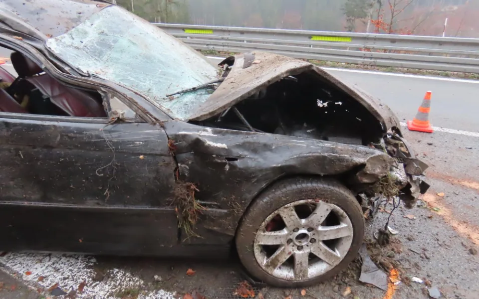 Řidič BMW nezvládl rychlou jízdu a skončil v nemocnici. Policie v tomto počasí apeluje na bezpečnost