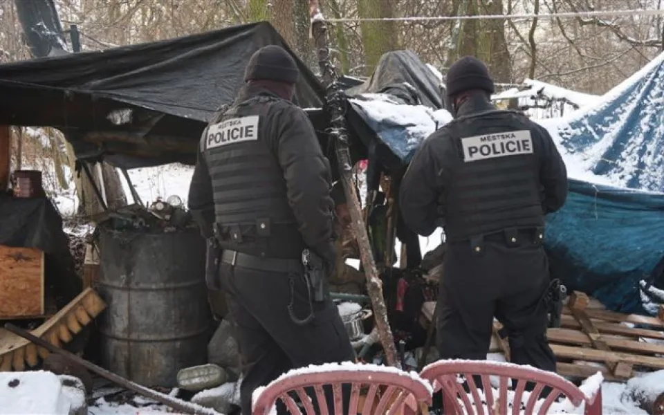 size3-17048248997675-207-mestska-policie-se-pustila-do-kontrol-mist-kde-prespavaji-bezdomovci-v-mrazech-jim-jde-o-zivot