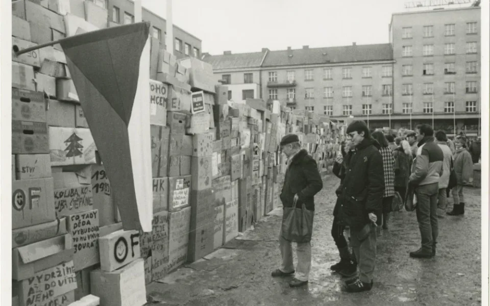 V Hradci Králové začala revoluce později. Komunismus se vytlačoval postupně