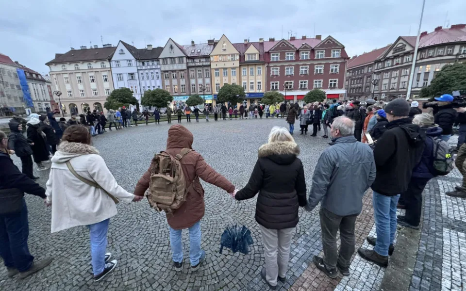 FOTO | VIDEO: Veřejnost vytvořila obří srdce na Masarykově náměstí. Připomněla si události roku 89.