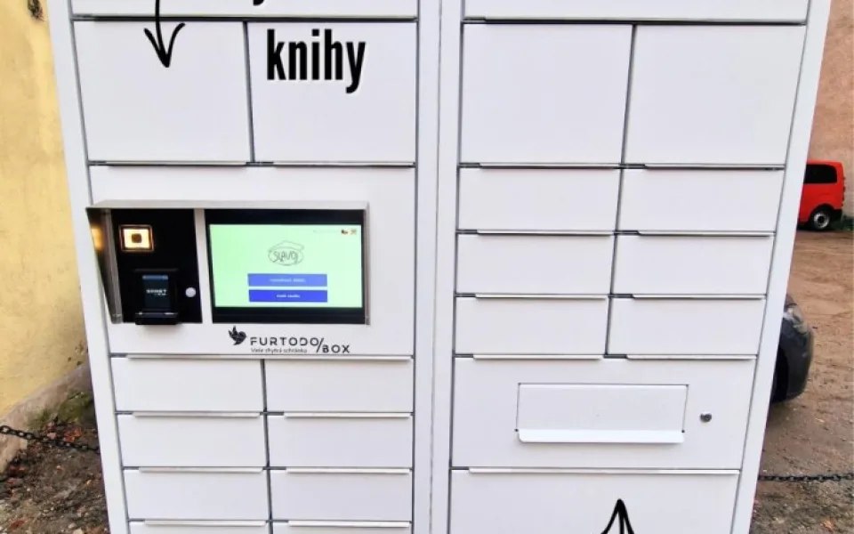 Nová služba knihovny ve Dvoře Králové: knihy i hry k dispozici nonstop