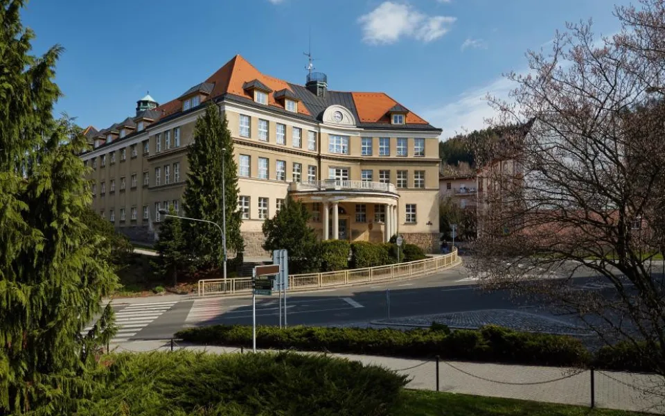 Po smrti ředitele ZŠ kpt. Jaroše v Trutnově bylo třeba najít náhradu. Školu zatím povede Géc