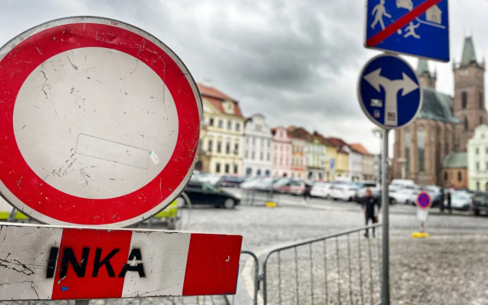 Vánoční vesnička má přednost, v centru Hradce teď hůř řidiči zaparkují