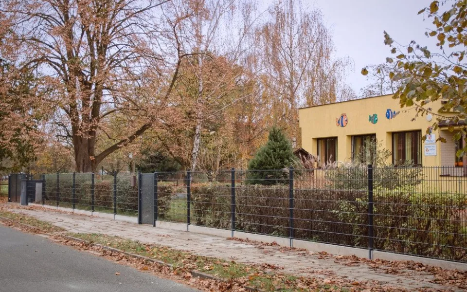 Hradecké školky dostávají nové ploty. Mají zvýšit bezpečnost dětí