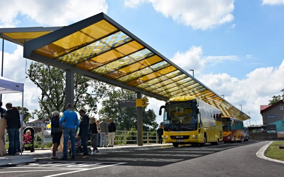 Na cestující v hradeckém kraji čekají nové jízdní řády i ceny jízdného