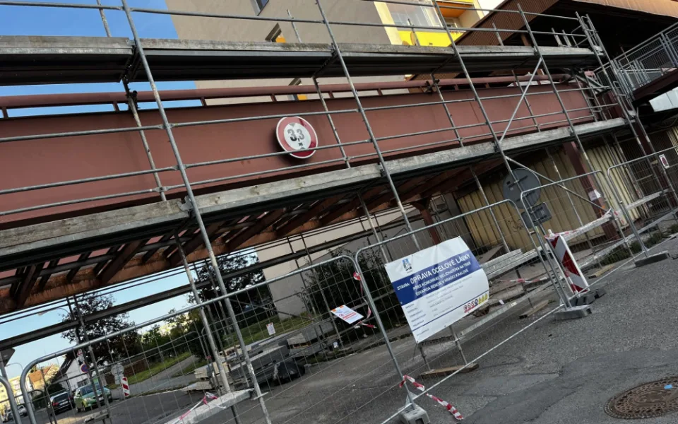 Chodcům se na hradecké Benešově třídě otevřela další opravená lávka