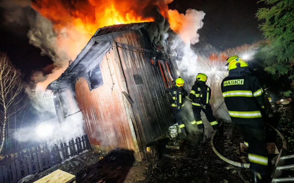 Na okraji Náchoda se odehrávalo ohnivé peklo, v hlavní roli byli hasiči a opuštěná chata