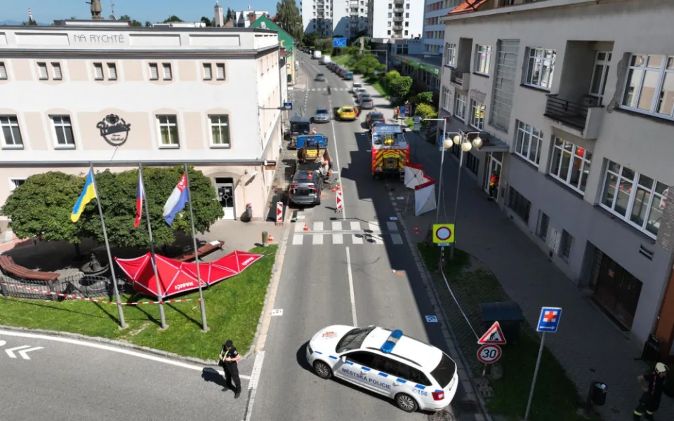 Řidič, který na Náchodsku vjel do lidí, byl obviněn i z usmrcení z nedbalosti