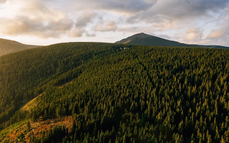 Během roku Krkonoše navštívilo méně turistů než loni. Nejvíce lidí dorazilo 6. července