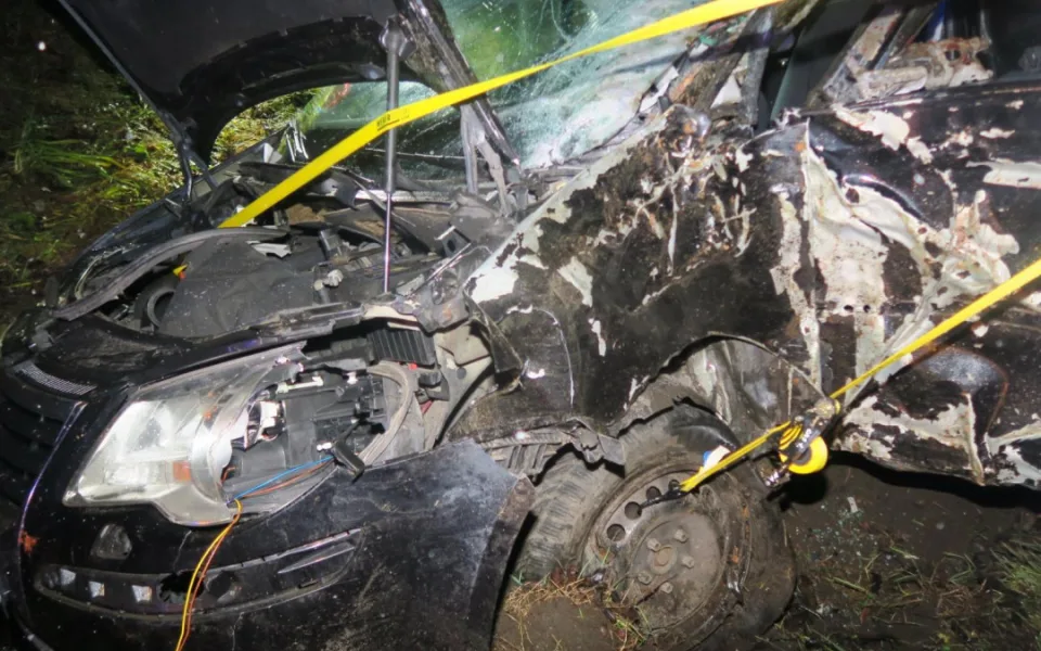 U Náchoda bouralo osobní auto. Nepřipoutaný řidič na místě zemřel