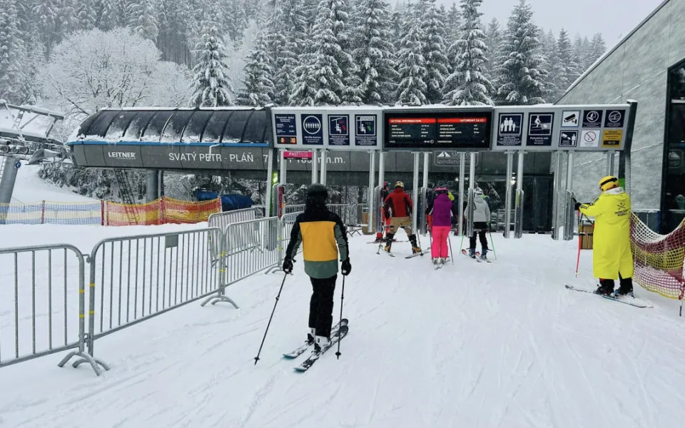 Na východě Čech lyžovaly tisíce lidí. Sezonu zahájil areál Dolní Morava