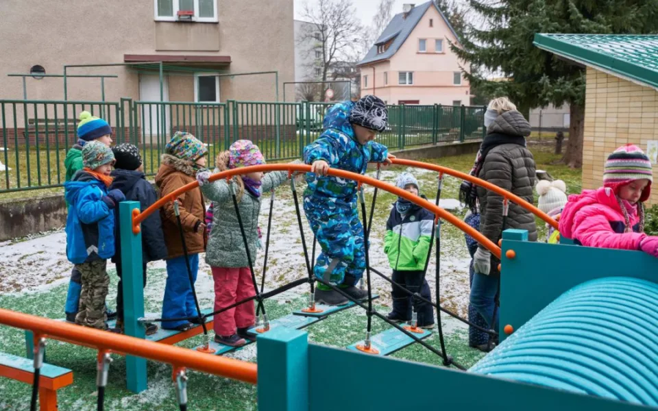 Trutnovská školka Dráček dostala předčasný dárek. Nové hřiště pro děti
