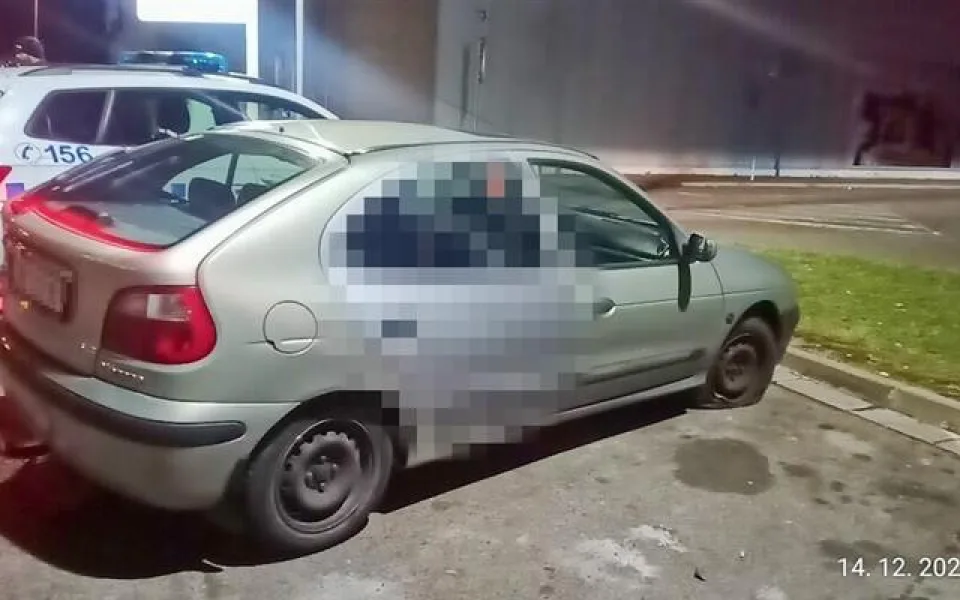 Po vánočním večírku nasedl do auta a chtěl jet domů. Nadýchal přes dvě promile, nikdy neměl řidičák