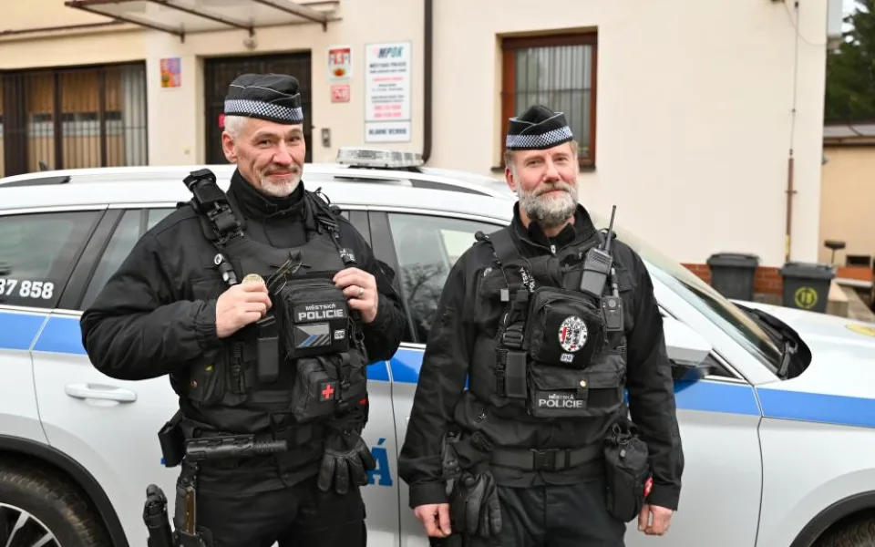 Strážníci ze Dvora Králové zachránili seniora. Ten upadl ve svém bytě