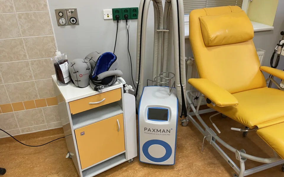 Naděje pro pacienty podstupující chemoterapii: Nová metoda v Náchodské nemocnici zmírňuje ztrátu vlasů