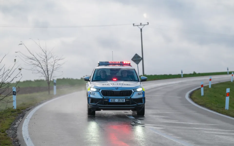 Policisté doprovodili řidiče a jeho rodící manželku přímo do hradecké porodnice