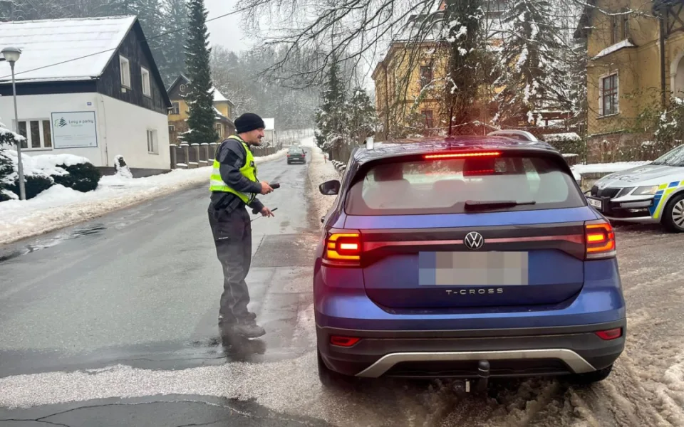 Policie v kraji rozdala během jednoho dne řidičům pokuty za sto tisíc korun