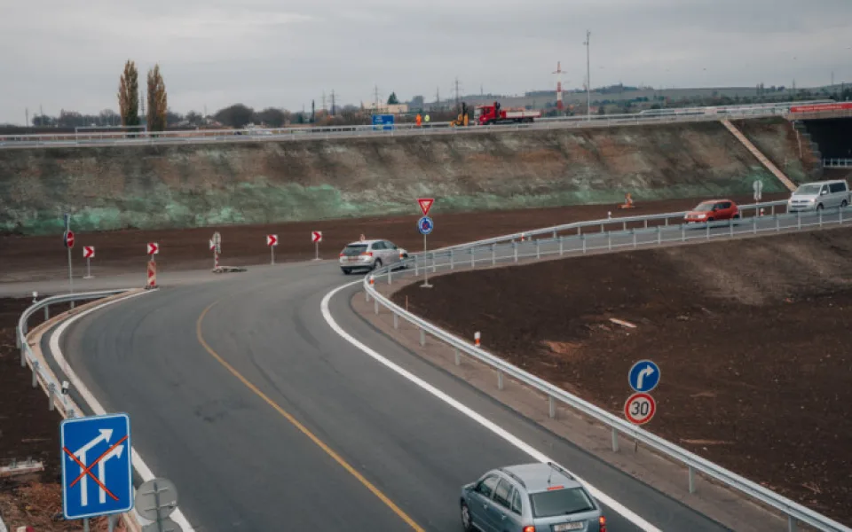 Demoliční četa naběhla do Všestar, sundá několik domů na trase D35
