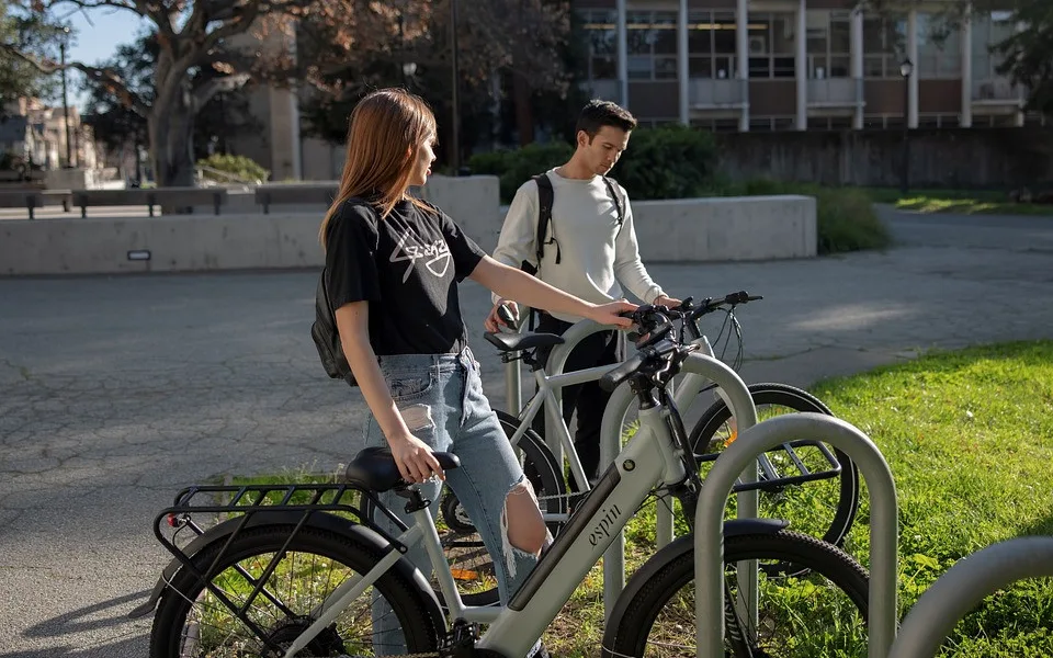 Pomoc pro cykloturisty. Lázně Bělohrad koupily nabíjecí stanici pro elektrokola