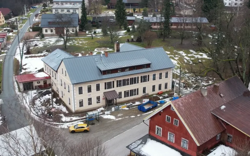 Hradecký kraj řeší, co s budovou dětského domova v Sedloňově. Dděti se