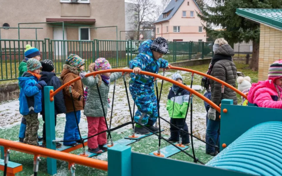 Trutnovská školka Dráček dostala nové hřiště pro své děti