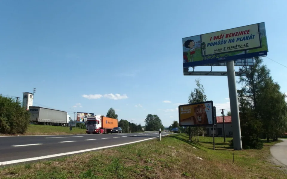 V hradeckém kraji jsou u silnic stále desítky nepovolených billboardů