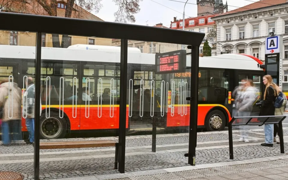 Nová éra městské dopravy v Hradci Králové: Na silnice vyjedou hybridní autobusy