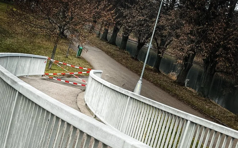 Okamžitě se zavřely nájezdy na most u hradecké nemocnice, může za to havarijní stav