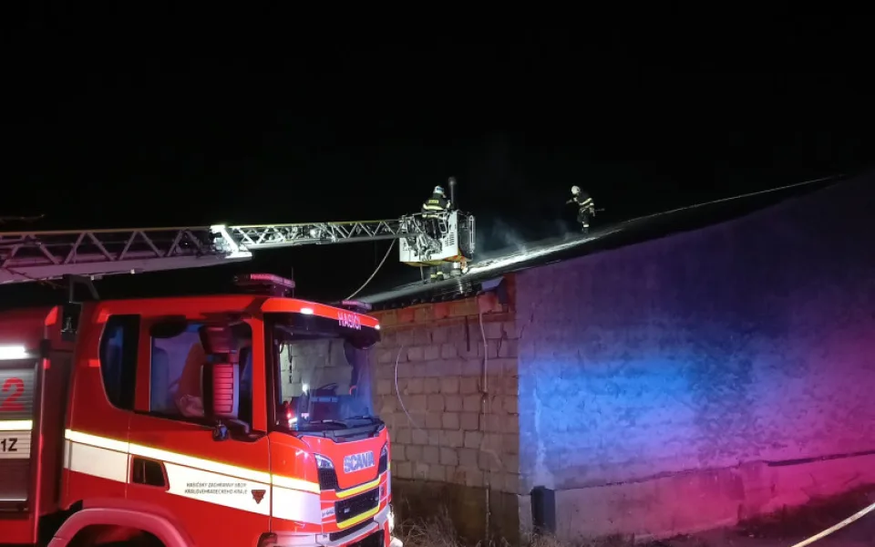 V Čibuzi na Hradecku hořela hala se stavebním materiálem. Škoda je 1,5 milionu
