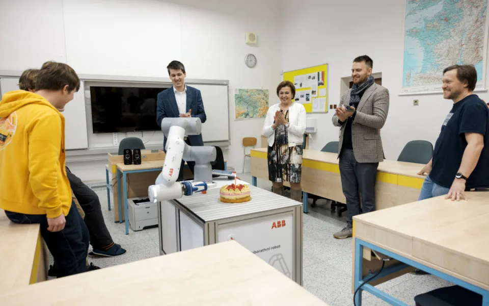 Vrchlabský robot Edgar oslavil první narozeniny. Svíčku na dort si dal sám