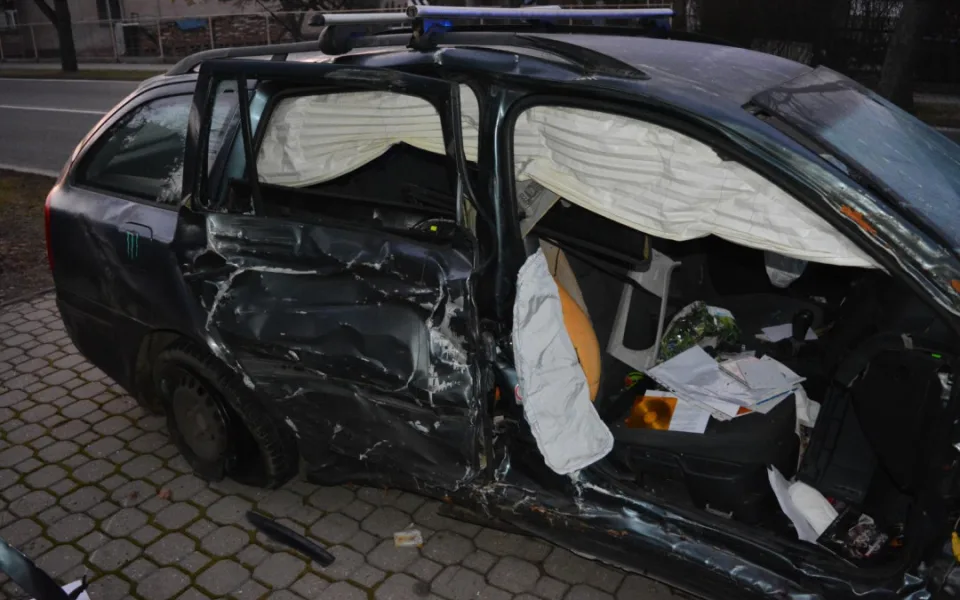 Svým autem urazil půl kmene stromu vedle silnice. Byl pod vlivem alkoholu