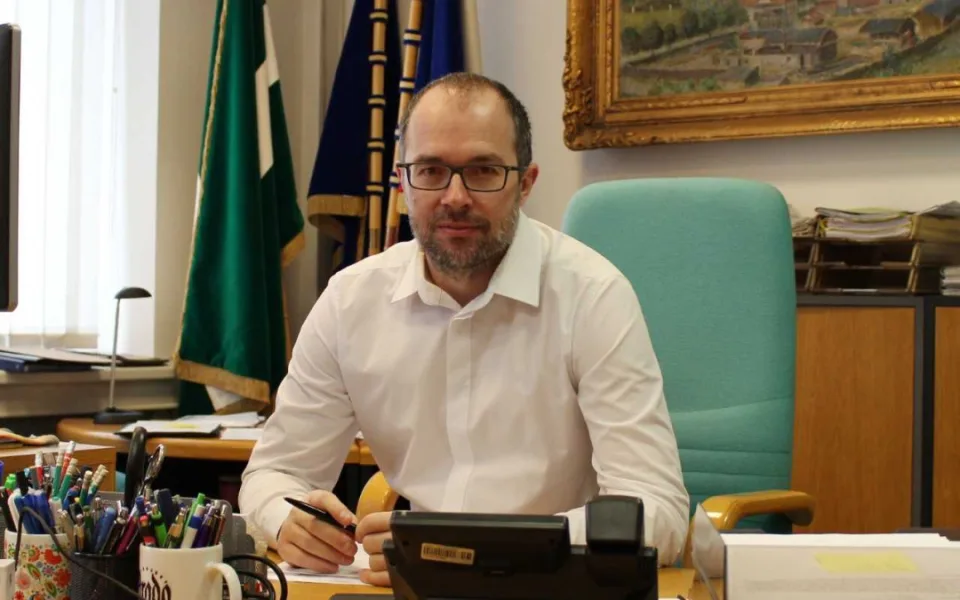 Starostu Dvora Králové napadl muž během schůzky. K útoku došlo v jeho kanceláři
