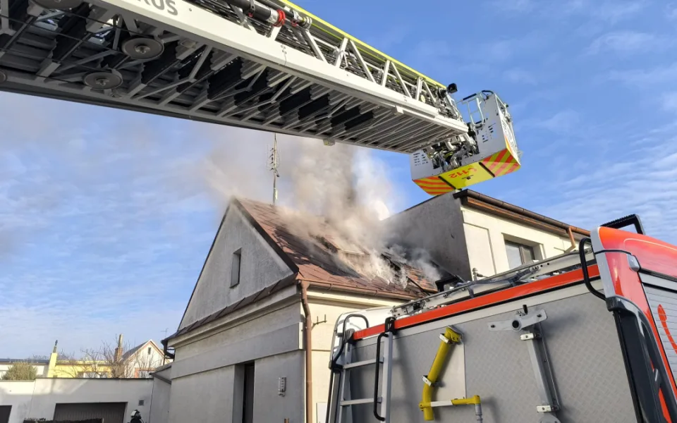 Při požáru rodinného domu v Hradci Králové utrpěli zranění dva hasiči