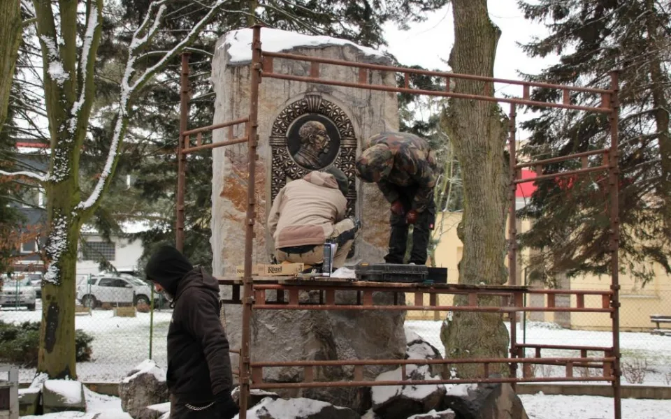Brož. Ti, podloženi historickými dokumenty, vytvořili náhled nové plakety Aloise Rašína, která odpovídá původnímu vzhledu dle dochovaných fotografií. S umístěním nové desky Aloise Rašína se pojí i nutnost nalezení nového místa pro plaketu skladatele Bedři