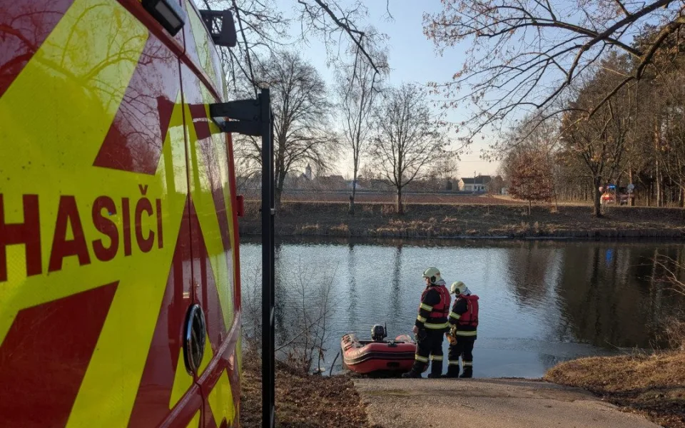 Policie vyšetřuje nález mrtvého muže v Labi u Lochenic na Hradecku