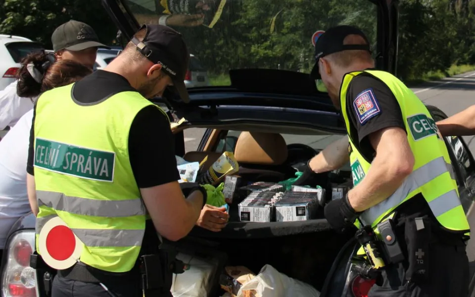 Vyšší výběr daní, pokut i rekordní množství nelegálních cigaret. Celníci bilancují poslední rok