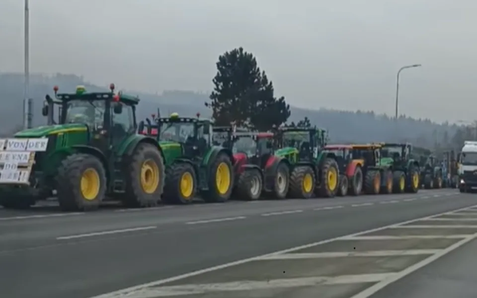 Na přechod v Náchodě přijeli farmáři s desítkami traktorů, dopravu neomezili