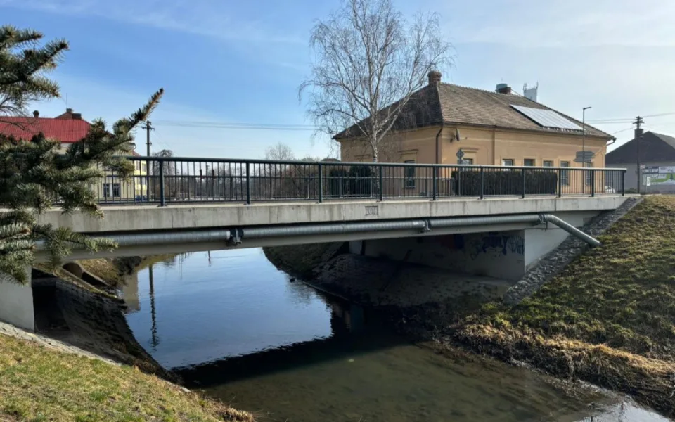 Žena, která v Českém Meziříčí hodila své děti do řeky, unikne trestu