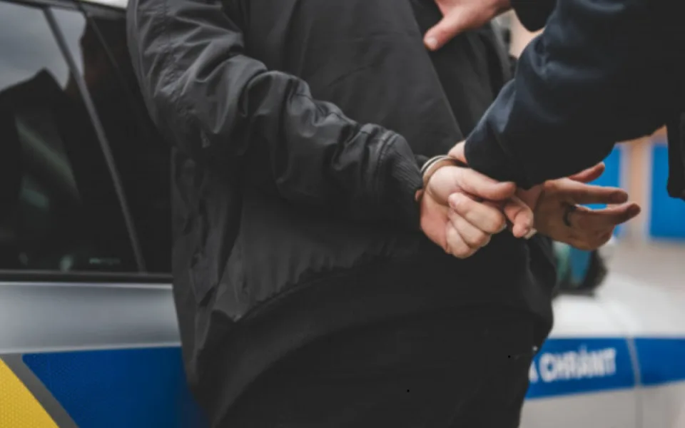 Policie obvinila ze znásilnění a vydírání 18leté dívky o pět let staršího muže