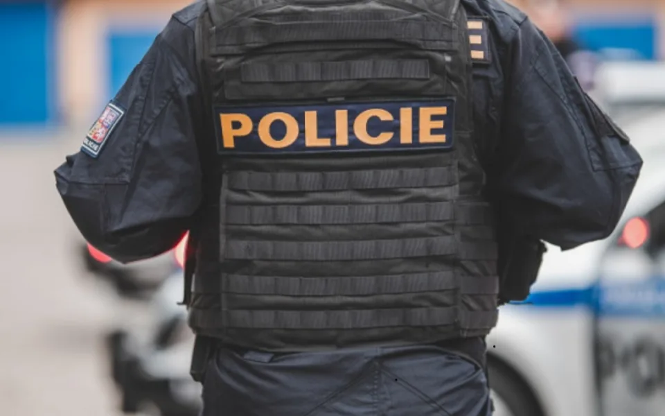 Agresivní muž v Hradci Králové napadl kolemjdoucí. Policisté použili donucovací prostředky
