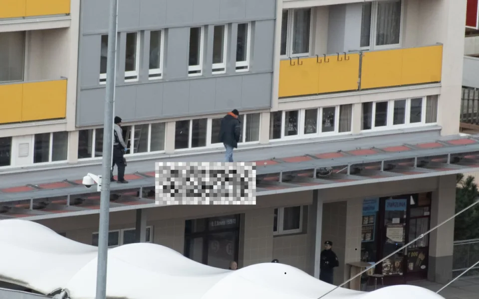 Na hradecké Benešově třídě zemřel po pádu 44letý muž