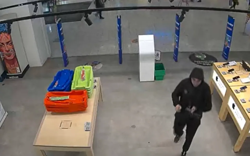 Chtěla prodat medvídka na bazaru, přišla o peníze. Podvodníka hledá policie