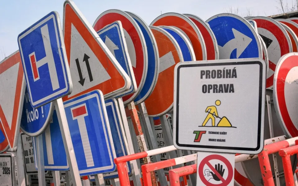 V Hradci Králové je téměř 13 tisíc dopravních značek. Odstartovala jejich údržba