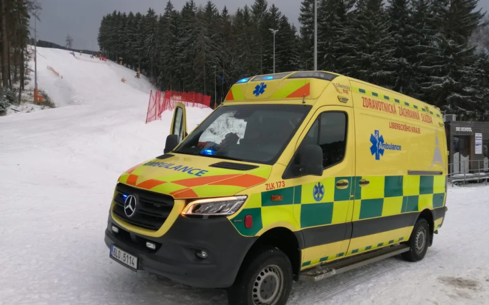 Ve Špindlerově Mlýně se srazily na sjezdovce dvě děti, utrpěly vážná zranění