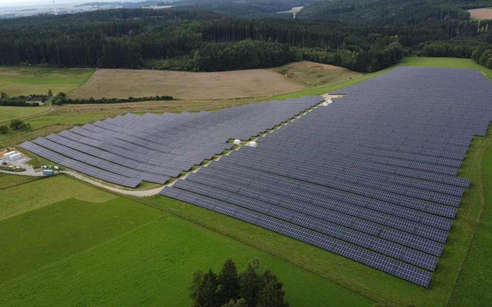U Trutnova vzniká fotovoltaický park s bateriovým úložištěm