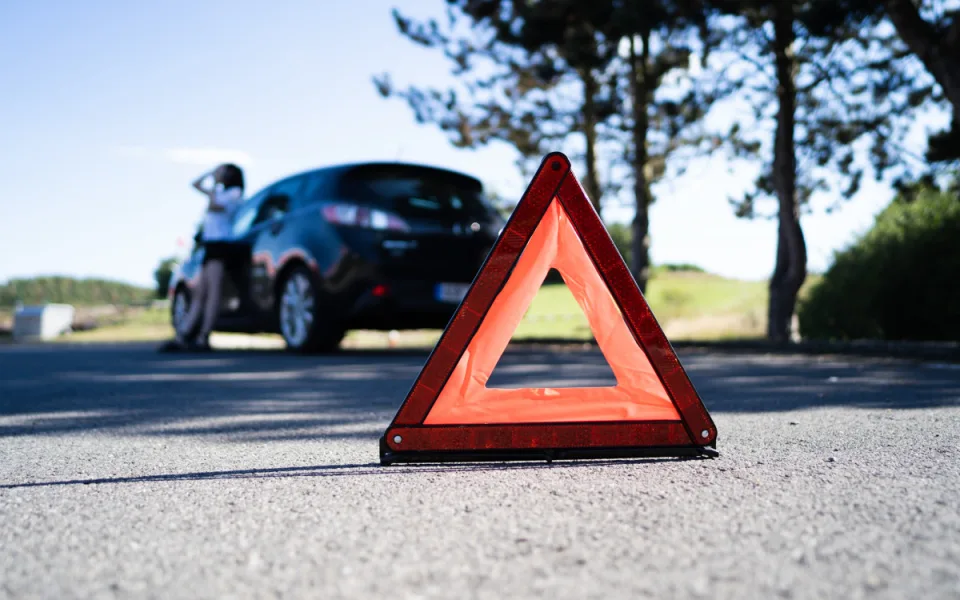 V Janských Lázních zemřel muž pod pásy rolby. Podle policie zřejmě pracovní úraz
