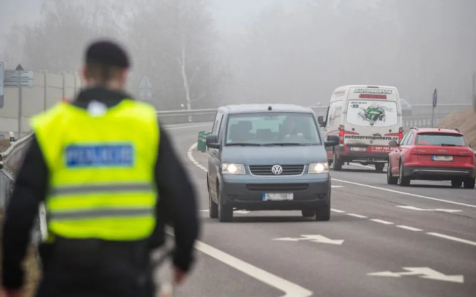 Ne zřídka řidiči letí po hradecké dálnici dvoustovkou, policie má oči a radary připravené