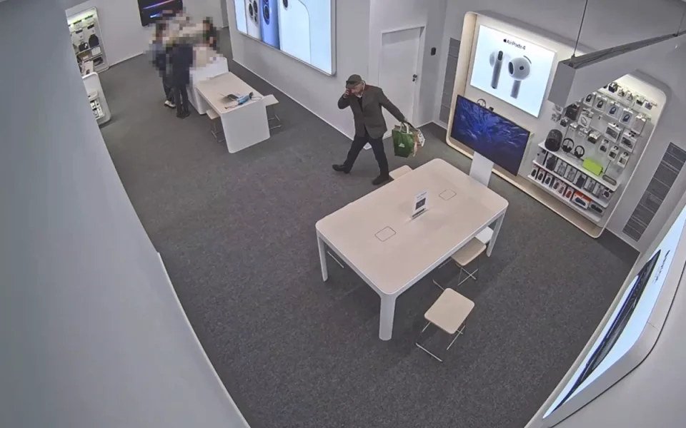 Poznáte muže na videu? Policie ho podezírá z krádeže sluchátek