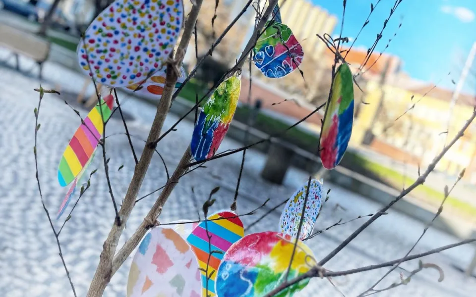 Hradecké Masarykovo náměstí ožilo jarními májkami a dětskou fantazií